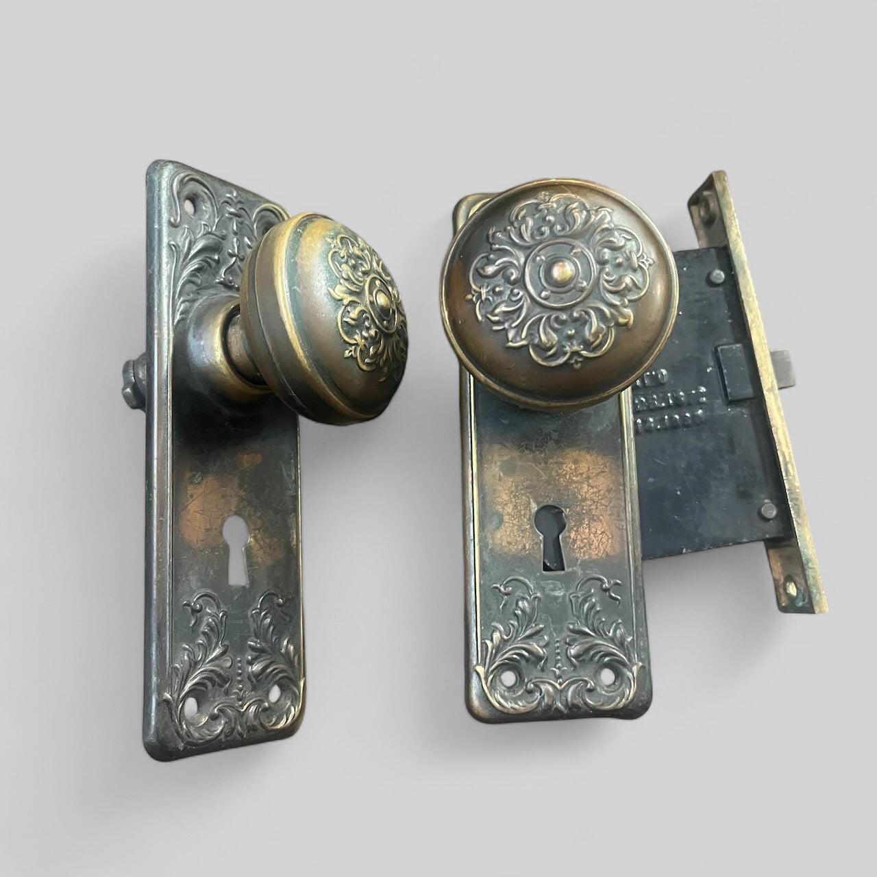 Antique Brass Niles Chicago Doorknob Hardware Set