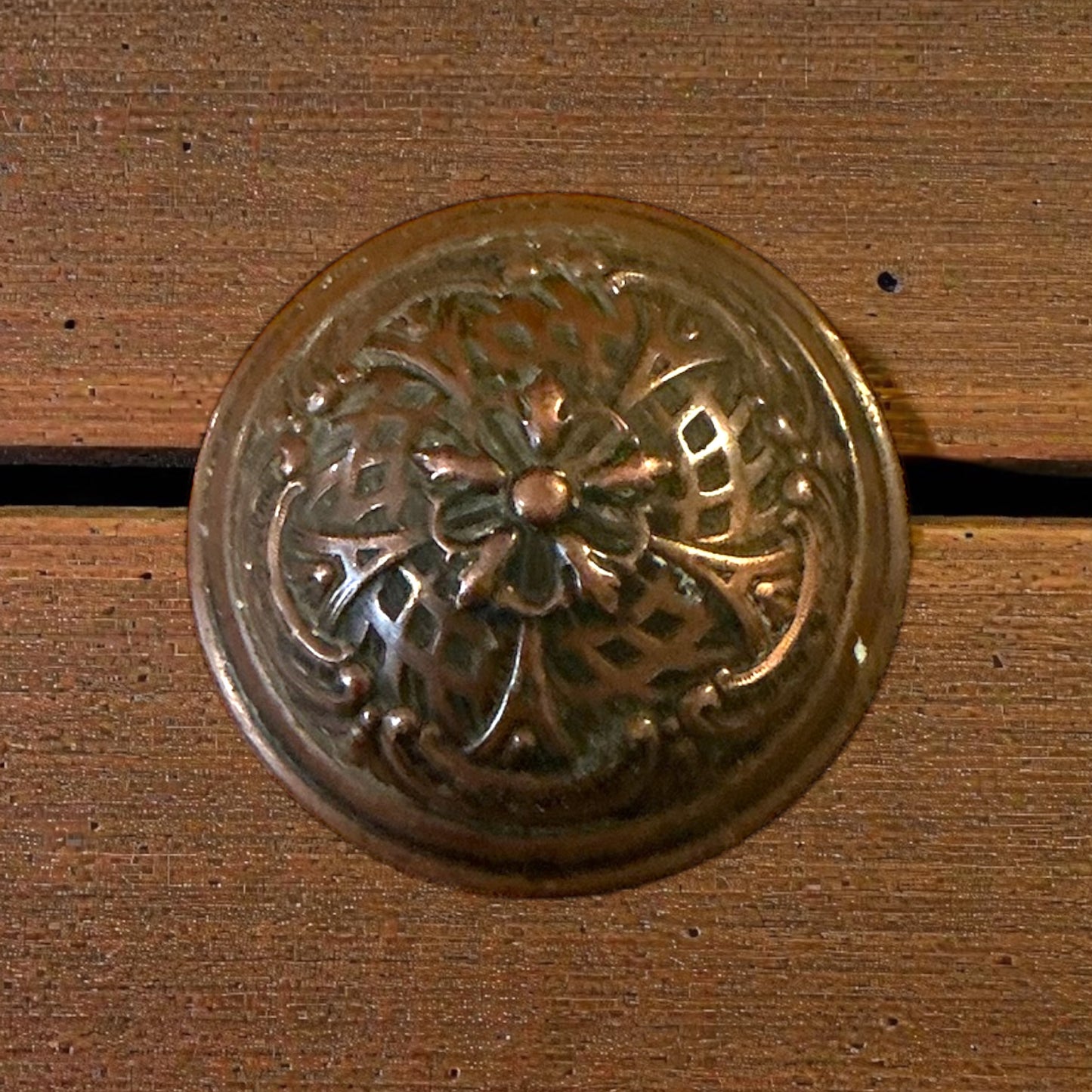 Antique brass Yale & Towne Doorknob ‘Gordian’ Pattern