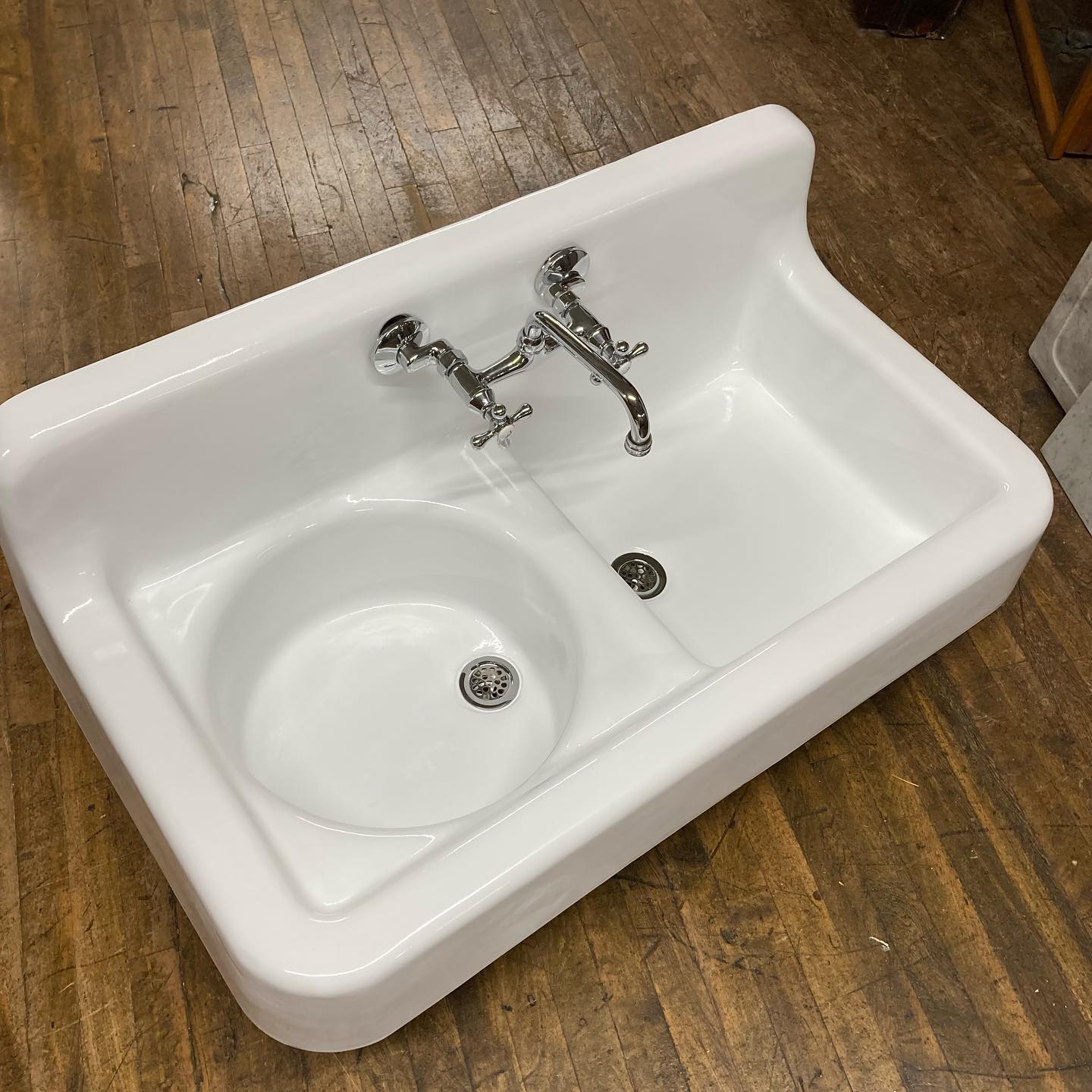 Antique Farmhouse Sink with Round Basin