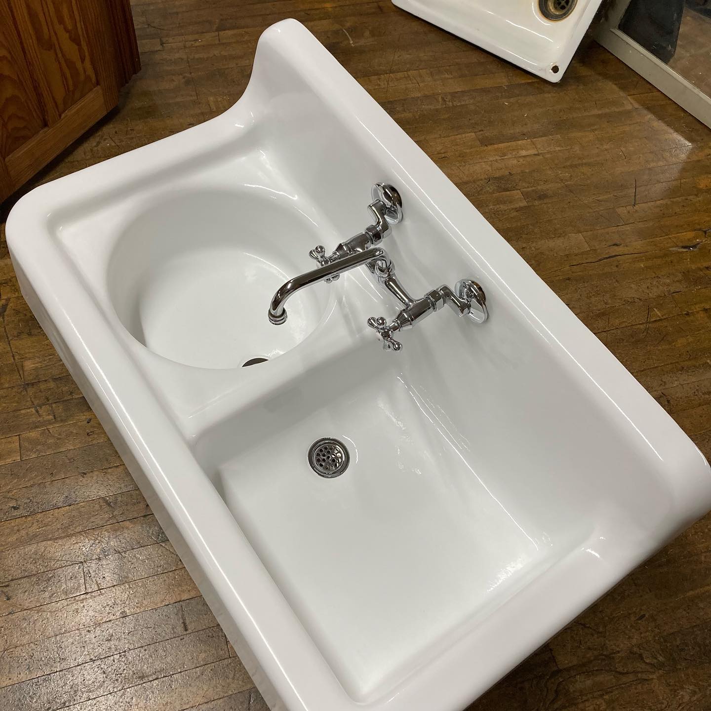 Antique Farmhouse Sink with Round Basin
