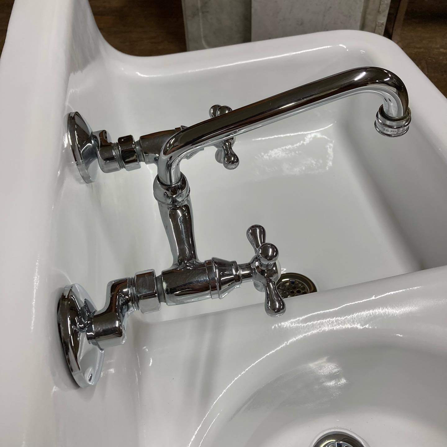 Antique Farmhouse Sink with Round Basin