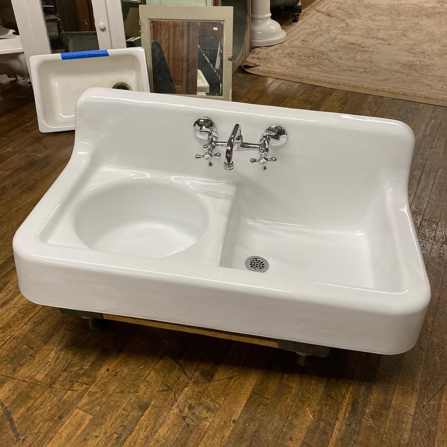 Antique Farmhouse Sink with Round Basin