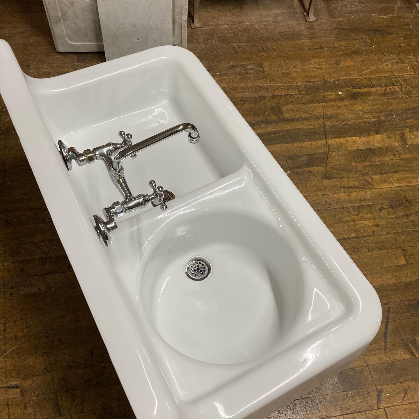 Antique Farmhouse Sink with Round Basin
